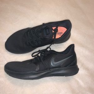 ALL BLACK NIKE SNEAKERS